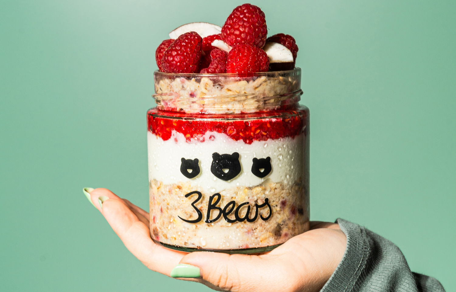 Frühstücks-Trend 2025: Kokos-Himbeer Overnight Oats im Schichtglas – mit Skyr & Himbeerkompott