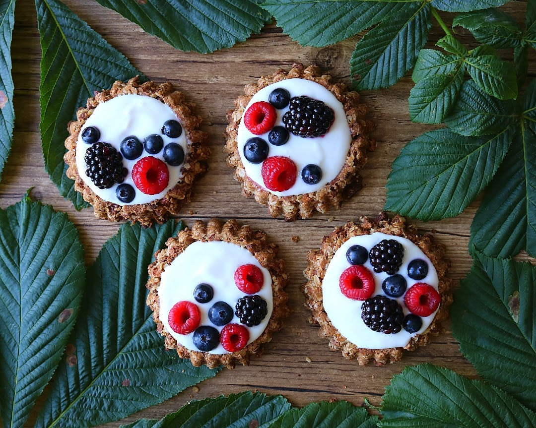 Frühstücks-Tartes Hafer Joghurt Himbeeren Blaubeeren Brombeeren