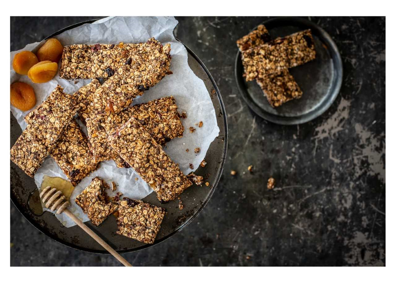 selbst gemachte Müsliriegel mit Honig und Frucht